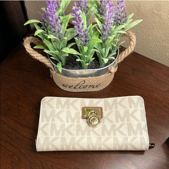 Michael Kors Handbags - Michael Kors Beige Wallet